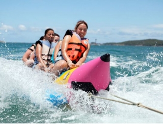  Mädchen auf einer fliegenden Banane